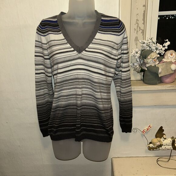 NY&Co Sweaters - NY&Co Thin Knit Sweater Long Sleeve Grey, Black,White V Neck Size S (6/8) Career